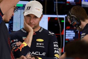Jacques Villeneuve sobre la continuidad de Checo Pérez: "Lo sustituiría con Sainz"