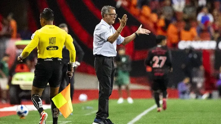 JC Osorio resalta entorno de Gilberto Mora: “Tiene una gran familia que protegerá su talento”