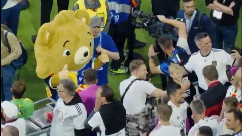 Youtuber clona acreditación y véhiculo oficial de la Eurocopa para ingresar al Alemania vs Escocia