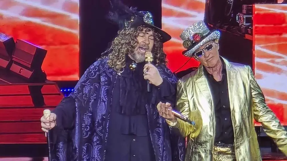 ¿El Ecoloco? ¿Willy Wonka? Critican a Mijares y Emmanuel por su vestuario en concierto