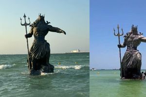 ¡Poseidón de 3 metros llega a Yucatán! Instalan estatua en el Malecón de Progreso