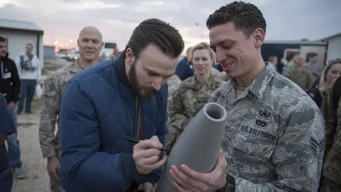 ¿Chris Evans firmó bomba en Israel? El actor aclara polémica foto tras críticas y especulaciones