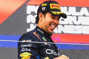 ¡American football o futbol normal! Checo Pérez y Verstappen se divierten en Canadá