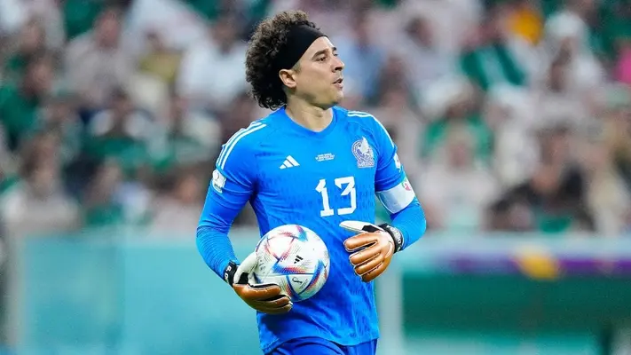 ¡Oficial! Guillermo Ochoa firma con el AVS SAD de Portugal