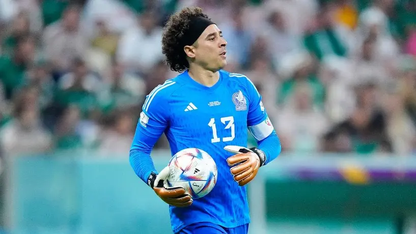 ¡Oficial! Guillermo Ochoa firma con el AVS SAD de Portugal