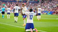 Francia derrota a Bélgica con un autogol y se clasifica a los Cuartos de la Eurocopa