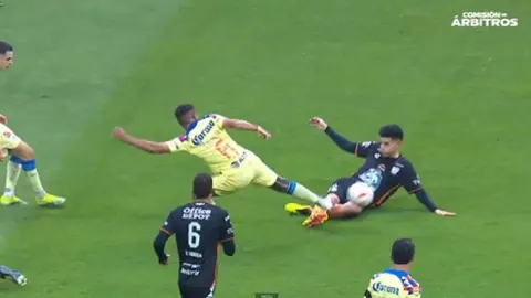 Revelan audios del VAR sobre la polémica jugada de Jonathan Dos Santos entre América y Pachuca