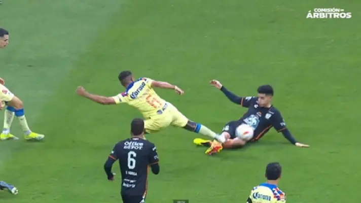 Revelan audios del VAR sobre la polémica jugada de Jonathan Dos Santos entre América y Pachuca