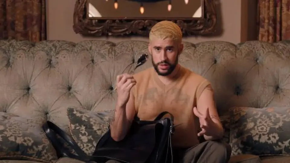Bad Bunny revela que guarda en su bolso un "néctar del amor" ¿Qué será?