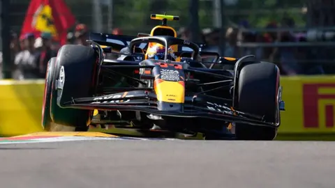 ¡Susto para Red Bull! Checo Pérez se fue a la grava en el Gran Premio de Emilia-Romagna