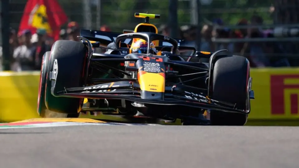¡Susto para Red Bull! Checo Pérez se fue a la grava en el Gran Premio de Emilia-Romagna