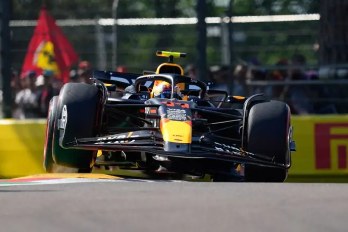 ¡Susto para Red Bull! Checo Pérez se fue a la grava en el Gran Premio de Emilia-Romagna