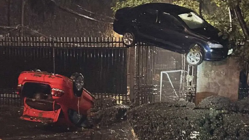 Auto queda arriba de una reja de tres metros, a consecuencia de las lluvias en CDMX