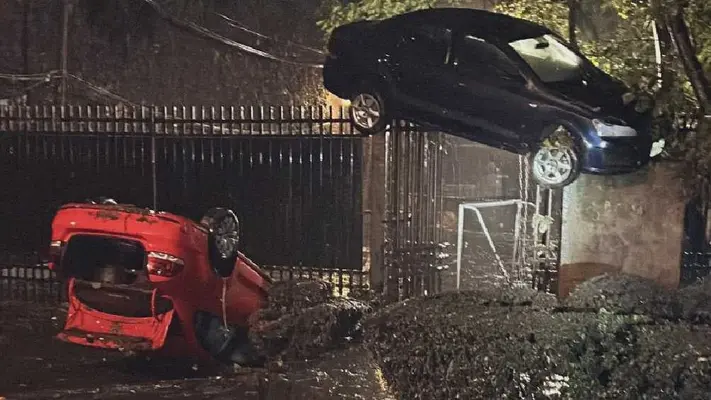 Auto queda arriba de una reja de tres metros, a consecuencia de las lluvias en CDMX