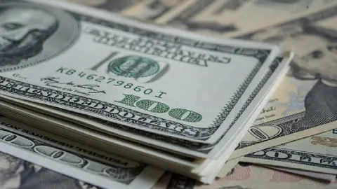 Precio del dólar hoy 28 de abril: Sube a 17.43 pesos y rompe racha de estabilidad