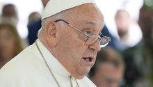 El Papa Francisco se opone al sacerdocio de hombres homosexuales y vuelve hacer comentarios homofóbicos
