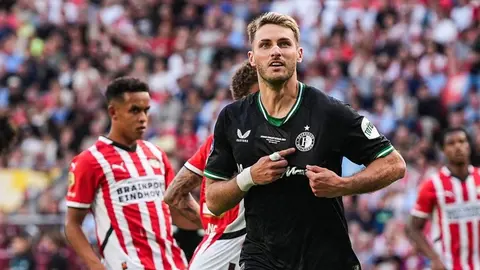 Santiago Giménez y Feyenoord rechazan oferta de Nottingham Forest; se queda en la Eredivisie