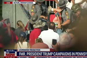 Este es el momento en que policías interceptan a la presunta persona que intentó dispararle a Donald Trump