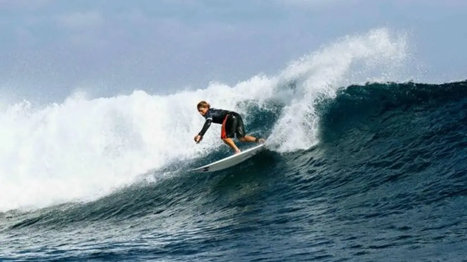 Alan Cleland sorprende con brillante presentación en surf y avanza a segunda ronda