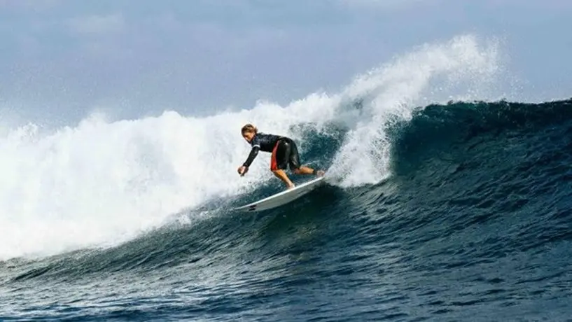 Alan Cleland sorprende con brillante presentación en surf y avanza a segunda ronda