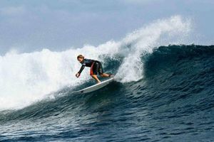 Alan Cleland sorprende con brillante presentación en surf y avanza a segunda ronda