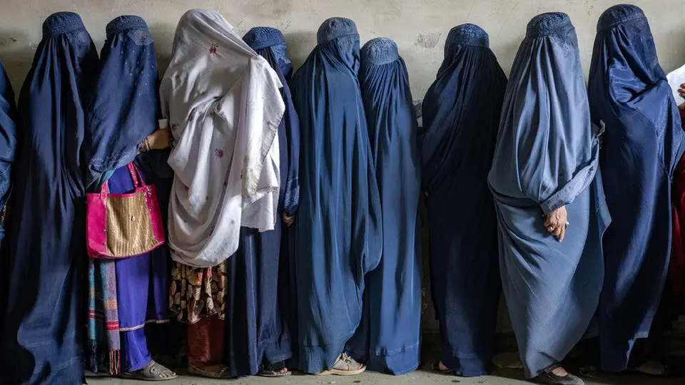 El Talibán prohíbe a mujeres hablar y mostrar el rostro en público