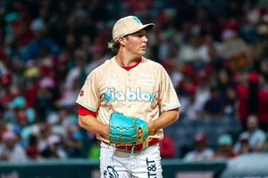 De cara a los Playoffs, los Diablos Rojos ajustaron las aperturas de Trevor Bauer