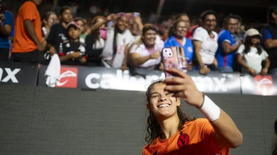 Comentarista de Caliente TV albureado en transmisión de Liga MX Femenil