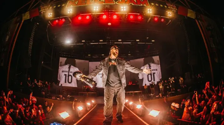 Travis Kelce sigue los pasos de Taylor Swift y deleita en su nueva faceta con el “Kelce Jam”