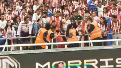 Nene Beltrán da balonazo a personal de seguridad en la previa de Chivas vs América