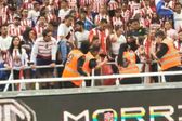 Nene Beltrán da balonazo a personal de seguridad en la previa de Chivas vs América