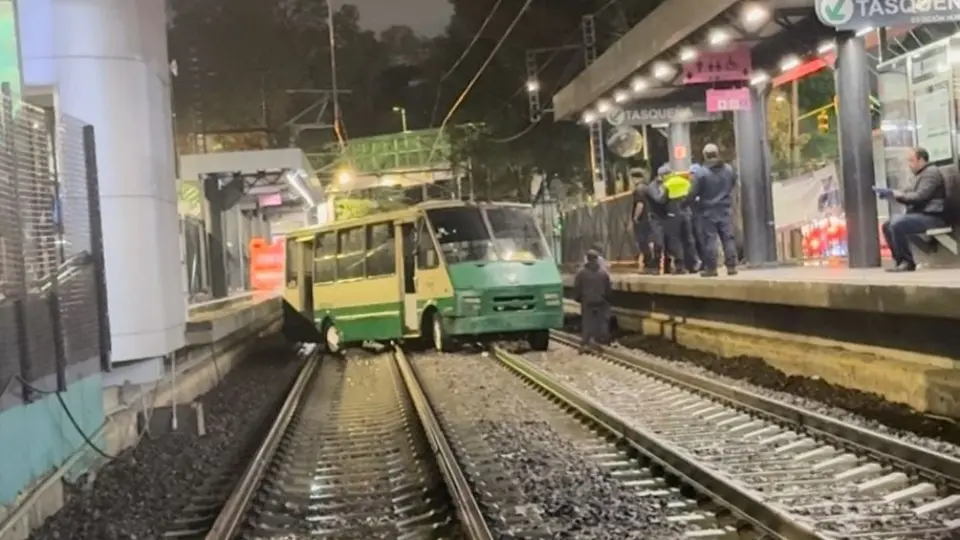 CDMX: Unidad de microbús se queda atorada en vías de Tren Ligero