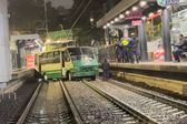 CDMX: Unidad de microbús se queda atorada en vías de Tren Ligero