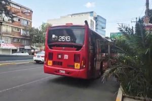 Unidad de metrobús choca con camioneta dejando 14 heridos en la colonia Narvarte, CDMX