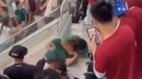 Aficionados mexicanos se agarran a golpes en las gradas tras la eliminación del Tricolor
