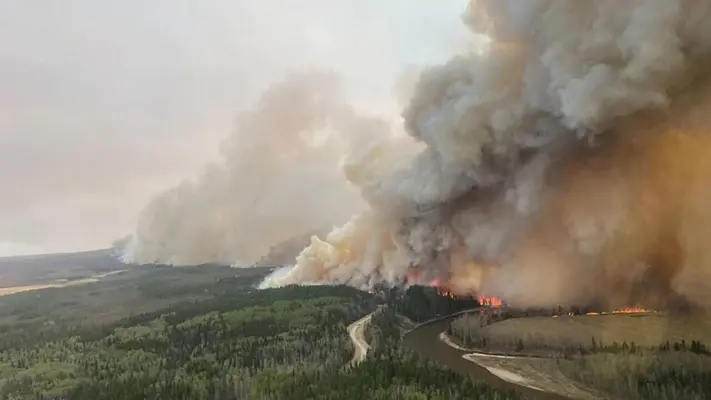 Incendios en Canadá provocan masivas evacuaciones