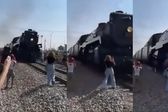 VIDEO: Otra mujer es golpeada por ‘La Emperatriz’ por querer grabar de cerca a la locomotora