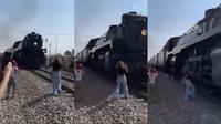 VIDEO: Otra mujer es golpeada por ‘La Emperatriz’ por querer grabar de cerca a la locomotora