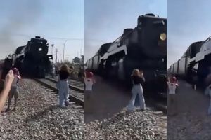 VIDEO: Otra mujer es golpeada por ‘La Emperatriz’ por querer grabar de cerca a la locomotora