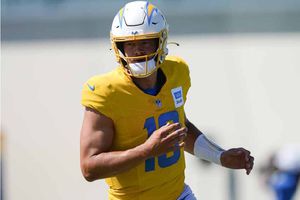¡Alerta en los Chargers! Justin Herbert será baja tras sufrir una lesión en el pie
