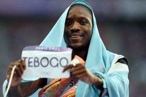 Reciben como una leyenda a Letsile Tebogo en Botsuana tras ser campeón olímpico en París 2024