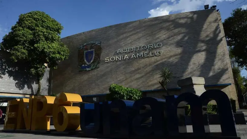 Desalojan a alumnos de la Preparatoria 6 de la UNAM por fuga de gas