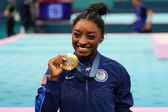 ¡Única! Simone Biles y el collar que la confirma como 'The Goat' tras ganar oro en París 2024