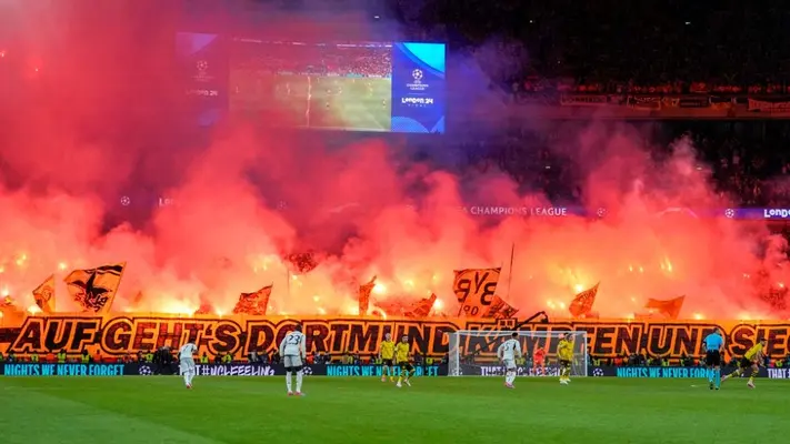 Afición de Borussia Dortmund 'enciende' Wembley con decenas de bengalas