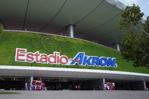 ¡El trabajo soñado! Vendedor del Akron alienta a Chivas mientras labora en las gradas