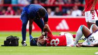 Jugador de Nottingham Forest abandona partido por escalofriante lesión de tobillo