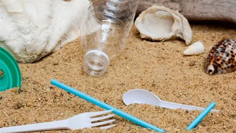 Globos, tenedores y botellas lo que más contamina el agua en México