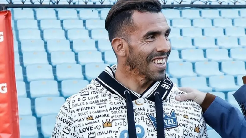 ¡El nuevo Apache! Carlos Tévez revienta las redes con 'palomazo' junto a Carin León y Julieta Venegas