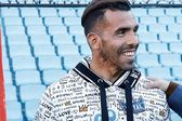¡El nuevo Apache! Carlos Tévez revienta las redes con 'palomazo' junto a Carin León y Julieta Venegas