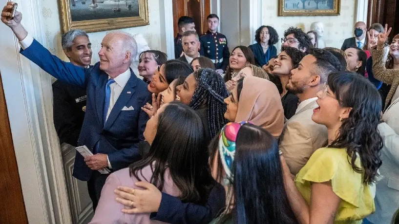 ¿Joe Biden naturalizará a medio millón de migrantes? Esto es lo que sabemos